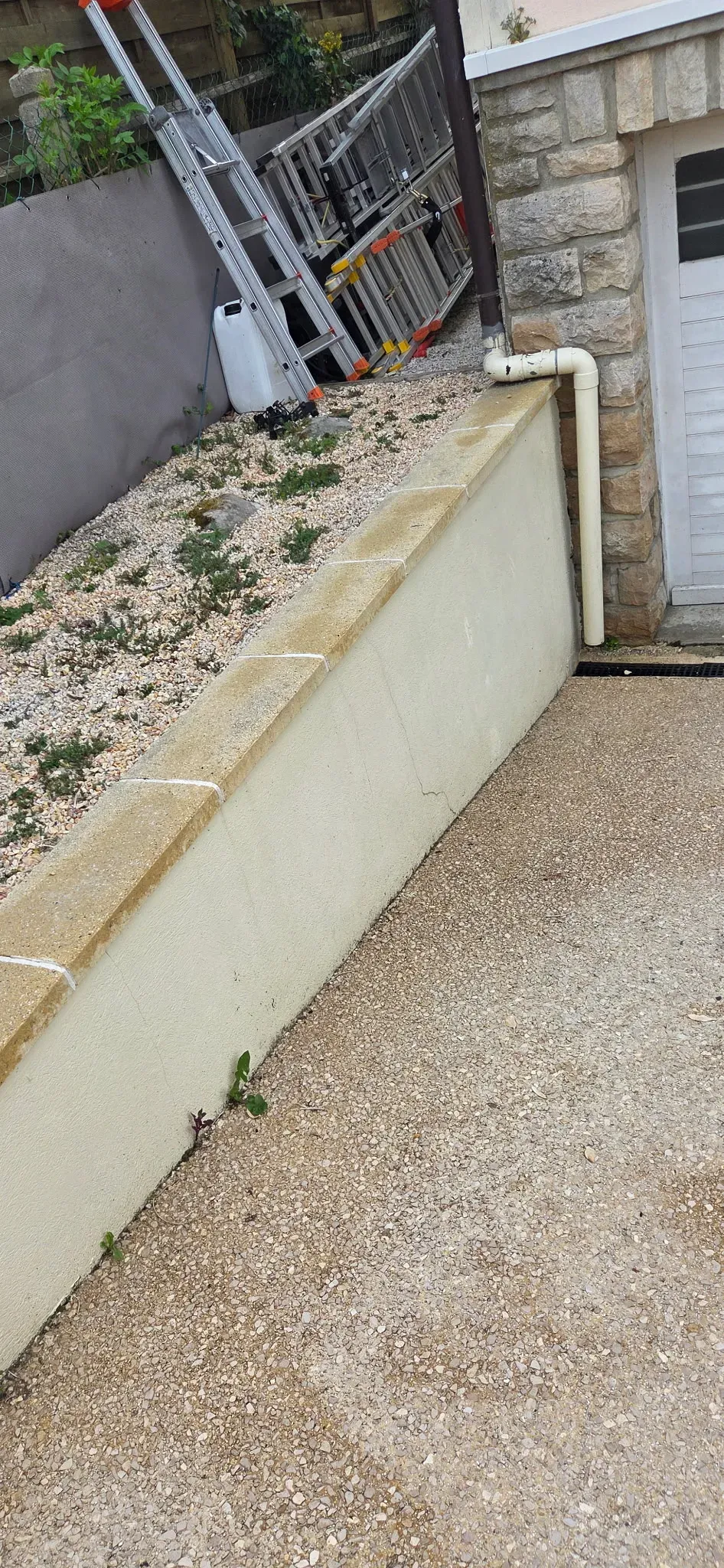 Nettoyage haute pression d'une terrasse et rénovation de façade dans l'Aube par H'Net