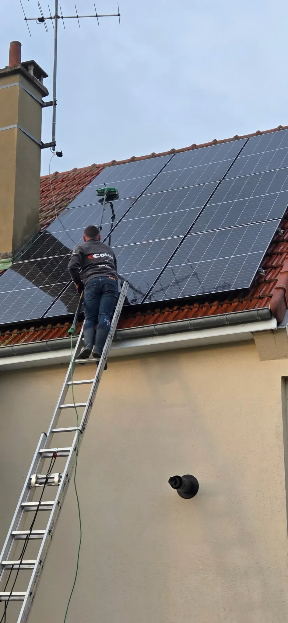 Nettoyage de panneaux solaires sur toiture réalisé par H'Net dans l'Aube