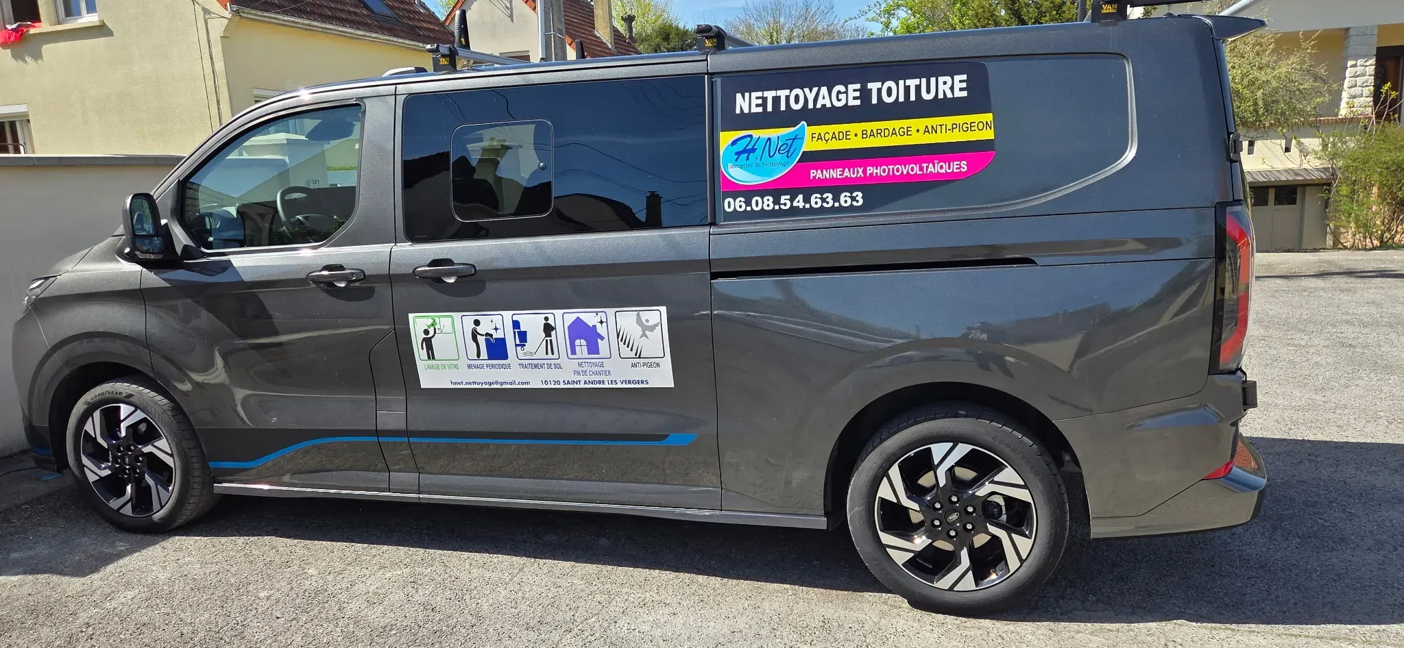Équipe de nettoyage professionnel H'Net intervenant sur un chantier à Troyes