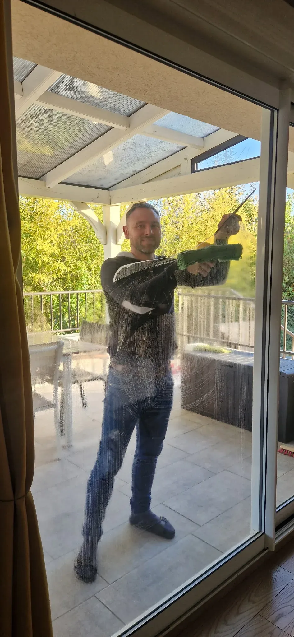 Artisan laveur de vitres H'Net en pleine intervention sur une vitrine commerciale à Troyes