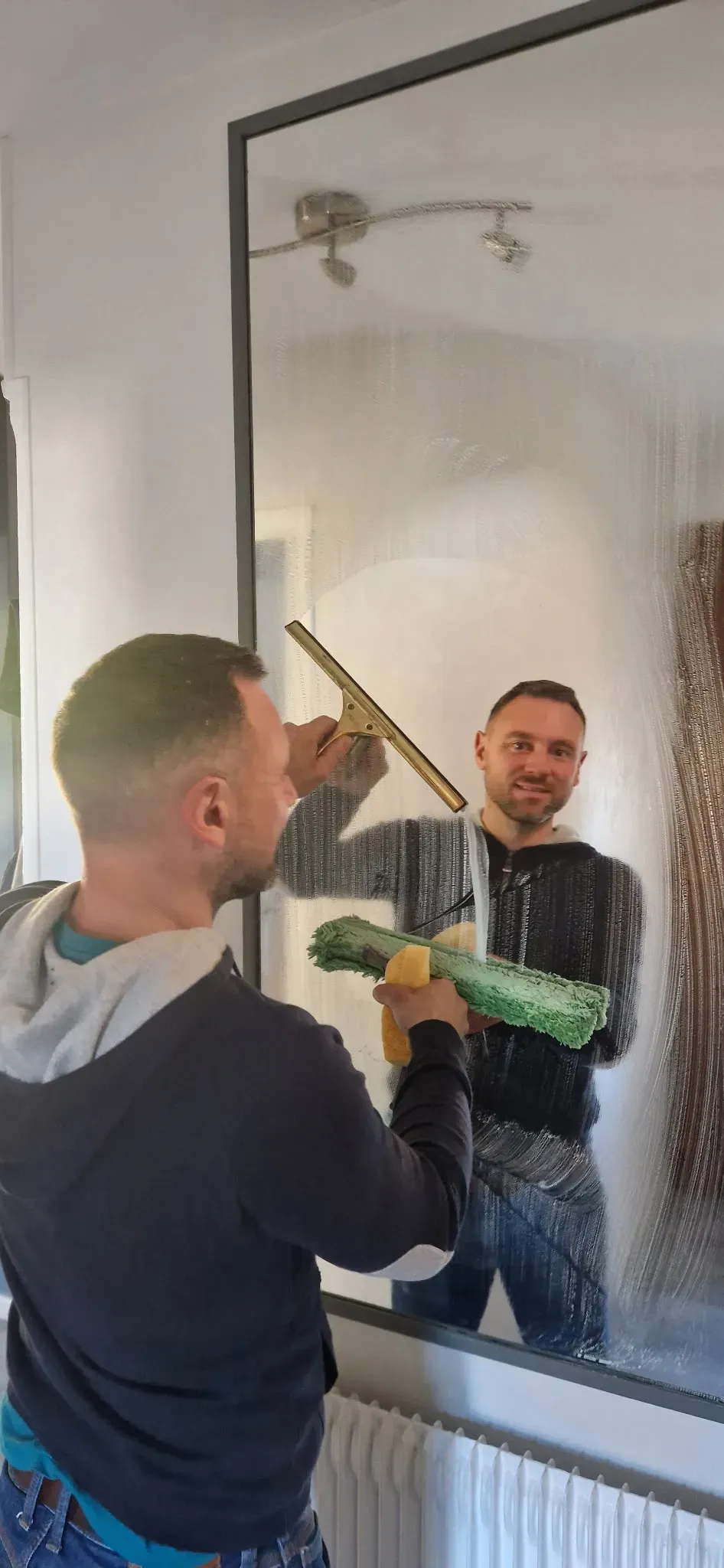 Lavage de vitres en hauteur par un cordiste professionnel H'Net dans l'Aube
